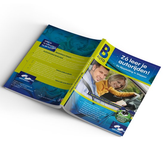 Een glimlachende mannelijke rijinstructeur met een blauwe shirt en een blonde vrouw in een oranje shirt in een auto, met de tekst "Zo leer je autorijden!"