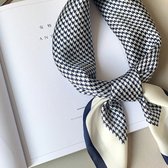 Hairfever Luxe Zijde Sjaal - Bandana - Hair Tie Band - 70x70 cm - Stijlvolle Print - Donkerblauw, Wit