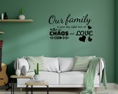 Stickerheld - Muursticker "Our family is just the right mix of chaos and love" Quote - Woonkamer - inspirerend - Engelse Teksten - Mat Zwart - 41.3x64.5cm