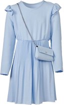 Meisjes plisse jurk lange mouwen met ruffles op de schouders en een bijpassend tasje - pastel blauw | Maat 140/ 10Y