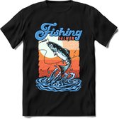 Fishing salmon | vissen outdoor T-Shirt Heren / dames | hengelsport cadeau Shirt - grappige Spreuken, Zinnen en Teksten Maat L