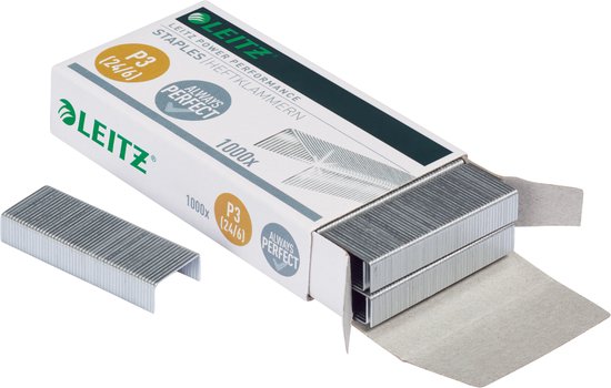Boîte ouverte d'agrafes Leitz P3 (24/6), avec une agrafe détachée à côté.