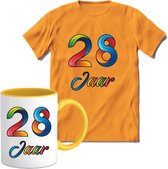 28 Jaar Vrolijke Verjaadag T-shirt met mok giftset Geel | Verjaardag cadeau pakket set | Grappig feest shirt Heren – Dames – Unisex kleding | Koffie en thee mok | Maat L