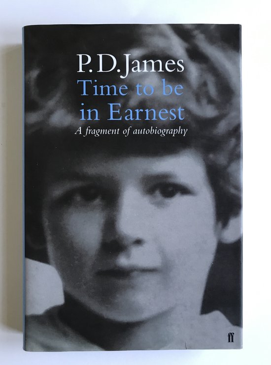 Boekcover van P.D. James' 'Time to be in earnest', een fragment van een autobiografie. Met een zwart-witfoto van een jong kind.