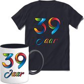 39 Jaar Vrolijke Verjaadag T-shirt met mok giftset Zwart | Verjaardag cadeau pakket set | Grappig feest shirt Heren – Dames – Unisex kleding | Koffie en thee mok | Maat XXL