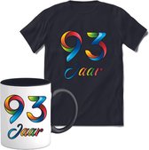 93 Jaar Vrolijke Verjaadag T-shirt met mok giftset Zwart | Verjaardag cadeau pakket set | Grappig feest shirt Heren – Dames – Unisex kleding | Koffie en thee mok | Maat S