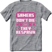 Gamers don't die pixel T-shirt | Neon Roze | Gaming kleding | Grappig game verjaardag cadeau shirt Heren – Dames – Unisex | - Donker Grijs - Gemaleerd - S