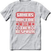 Gamers don't die pixel T-shirt | Neon Rood | Gaming kleding | Grappig game verjaardag cadeau shirt Heren – Dames – Unisex | - Licht Grijs - Gemaleerd - L