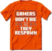 Gamers don't die pixel T-shirt | Donker Blauw | Gaming kleding | Grappig game verjaardag cadeau shirt Heren – Dames – Unisex | - Oranje - S