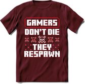 Gamers don't die pixel T-shirt | Rood | Gaming kleding | Grappig game verjaardag cadeau shirt Heren – Dames – Unisex | - Burgundy - XXL