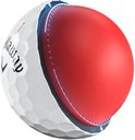 Doorgesneden Callaway Chrome Soft golfbal die de rode kern en witte buitenlaag toont.