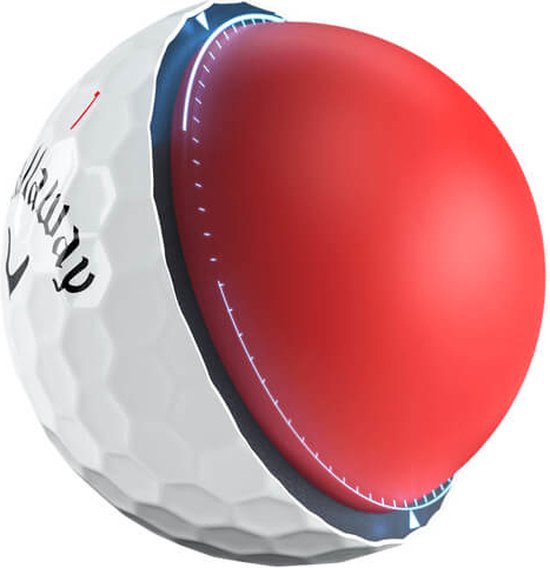 Doorgesneden Callaway Chrome Soft golfbal die de rode kern en witte buitenlaag toont.