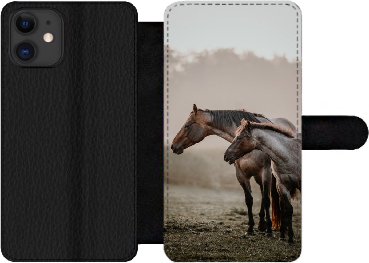 Telefoonhoesje Geschikt voor iPhone 12 Pro telefoonhoesje - Paarden - Mist - Weide - Met vakjes - Wallet case met magneetsluiting