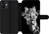 Bookcase Geschikt voor iPhone 12 telefoonhoesje - Giraffe tegen zwarte achtergrond in zwart-wit - Met vakjes - Wallet case met magneetsluiting