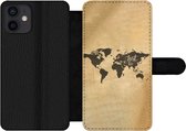 Bookcase Geschikt voor iPhone 12 telefoonhoesje - Wereldkaart - Kaart - Spreuken - Met vakjes - Wallet case met magneetsluiting