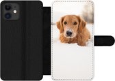 Bookcase Geschikt voor iPhone 12 Pro telefoonhoesje - Hond - Sneeuw - Winter - Met vakjes - Wallet case met magneetsluiting