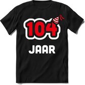 104 Jaar Feest kado T-Shirt Heren / Dames - Perfect Verjaardag Cadeau Shirt - Wit / Rood - Maat 3XL