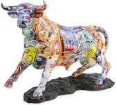 Een resin Figuur van een Running Bull in Graffiti kleuren