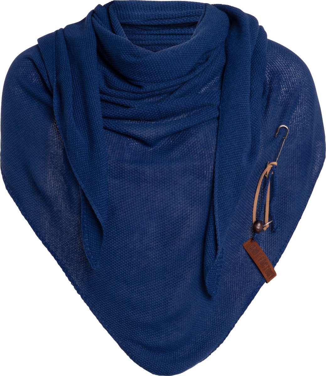 Knit Factory Lola Gebreide Omslagdoek - Driehoek Sjaal Dames - Katoenen sjaal - Luchtige Sjaal voor de lente, zomer en herfst - Stola - Kings Blue - 190x85 cm - Inclusief sierspeld
