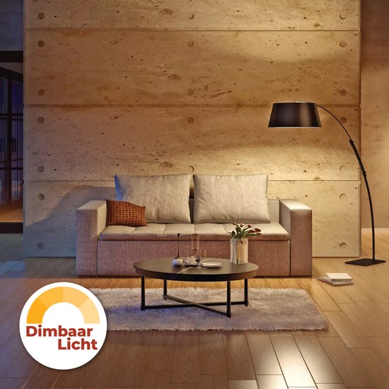 Woonkamer met bank en zwarte booglamp, met een indicator voor dimbaar licht.