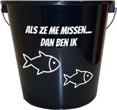 Emmer - 5 liter - zwart - met tekst: Als ze me missen dan ben ik vissen – Cadeau – Geschenk – Gift – Kado – Surprise