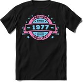 1977 Premium Quality | Feest Kado T-Shirt Heren - Dames | Licht Roze - Licht Blauw | Perfect Verjaardag Cadeau Shirt | Grappige Spreuken - Zinnen - Teksten | Maat M