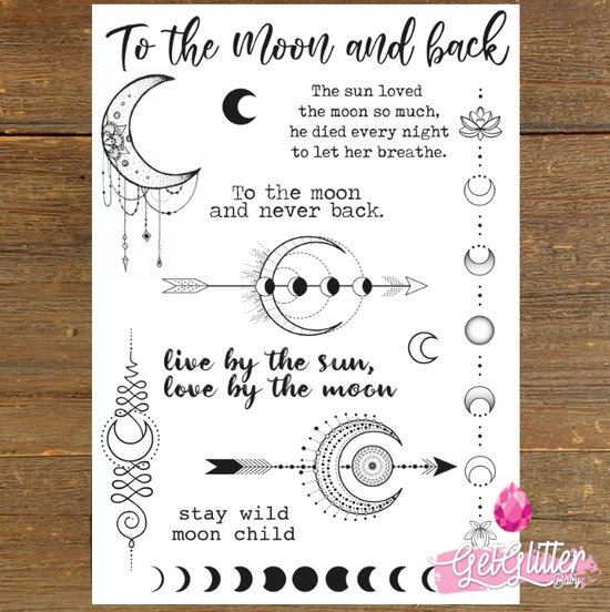 Blad met verschillende tijdelijke tatoeages, waaronder de maan, maanfasen en tekst zoals 'To the Moon and Back'.