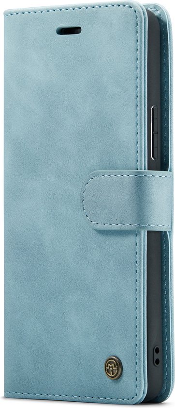Aqua blauw Casemania telefoonhoesje gesloten, met magnetische sluiting.