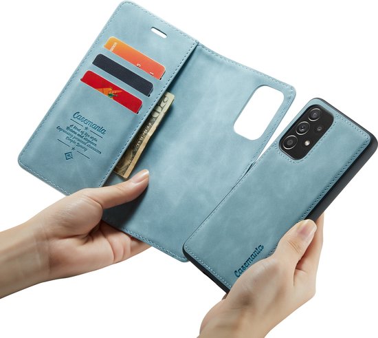 Aqua blauw Casemania telefoonhoesje met kaarthouders, vastgehouden door handen.