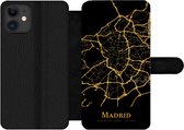 Bookcase Geschikt voor iPhone 12 Pro telefoonhoesje - Madrid - Kaart - Goud - Met vakjes - Wallet case met magneetsluiting