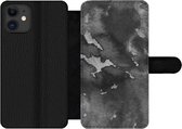 Bookcase iPhone 11 telefoonhoesje - Beton - Verf - Zwart - Met vakjes - Wallet case met magneetsluiting