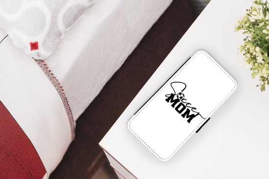 Telefoonhoesje Geschikt voor iPhone 13 Pro Max telefoonhoesje - Quotes - Spreuken - Soccer mom - Voetbalmoeder - Mama - Met vakjes - Wallet case met magneetsluiting