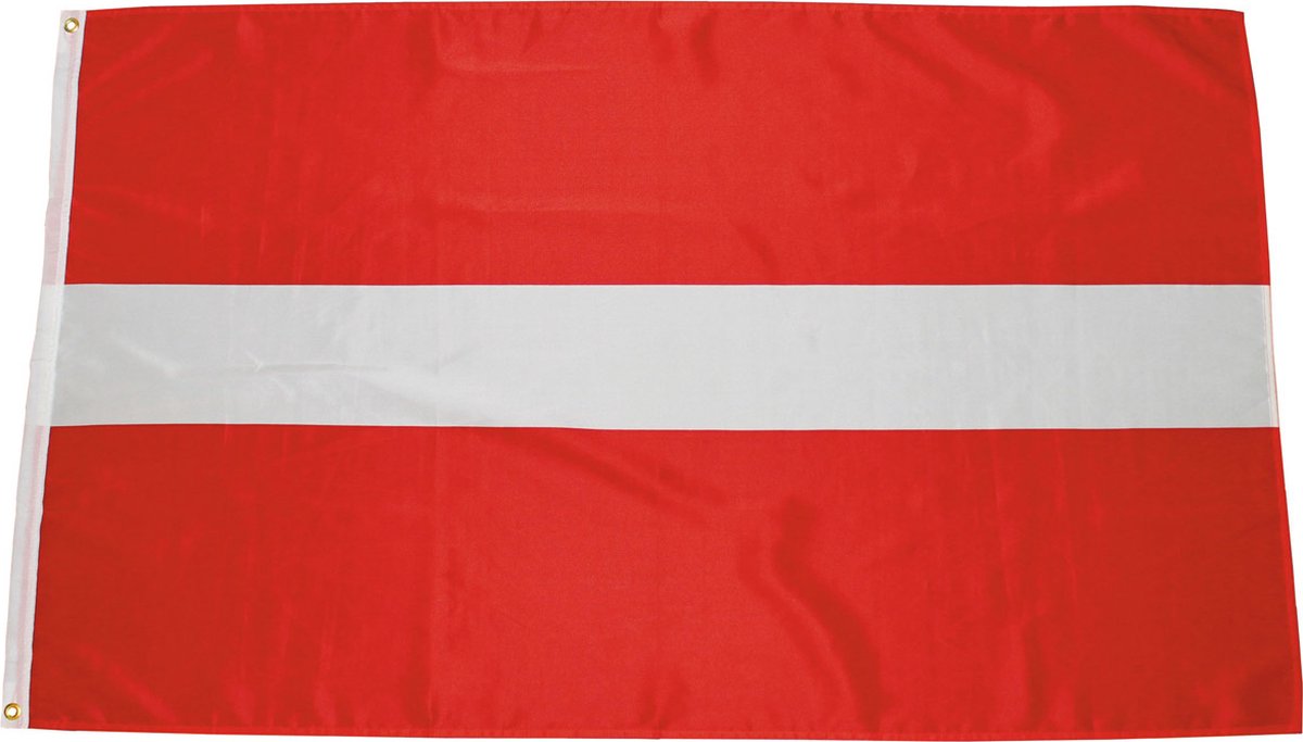 Senvi Printwear - Flag Latvia - Grote Letland vlag - Gemaakt Van 100% Polyester - UV & Weerbestendig - Met Versterkte Mastrand - Messing Ogen - 90x150 CM - Fair Working Conditions
