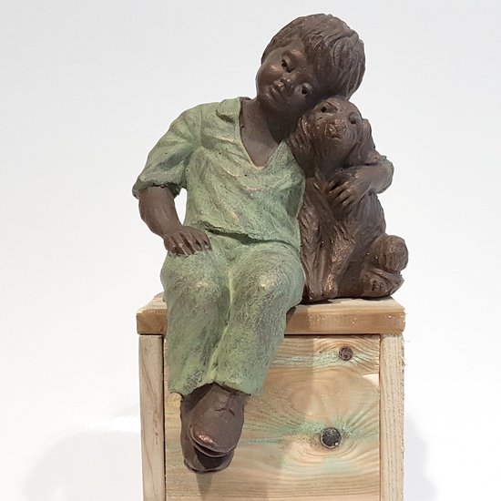 Geert Kunen / Skulptuur / Beeld / Zittende jongen met hond - bruin / groen - 10 x 16 x 26 cm hoog.