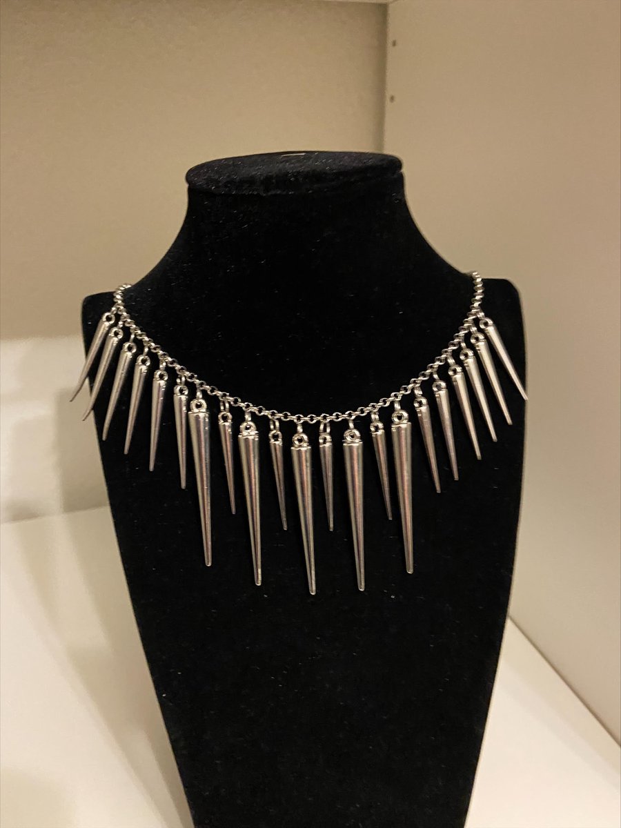 Zilverkleurige Spike Charm ketting | Make up | Parfum | Moederdag | Verjaardagscadeau| Cadeautje| Valentijnsdag| Kado | sieraden | vaderdag | oorbellen | oorsieraden