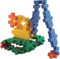 Een gele en oranje constructie van Plus-Plus bouwstenen met blauwe poten, op een groene basis.
