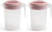 2x stuks waterkan/sapkan transparant/roze met deksel 1 liter kunststofï¿½- Smalle schenkkan die in de koelkastdeur past