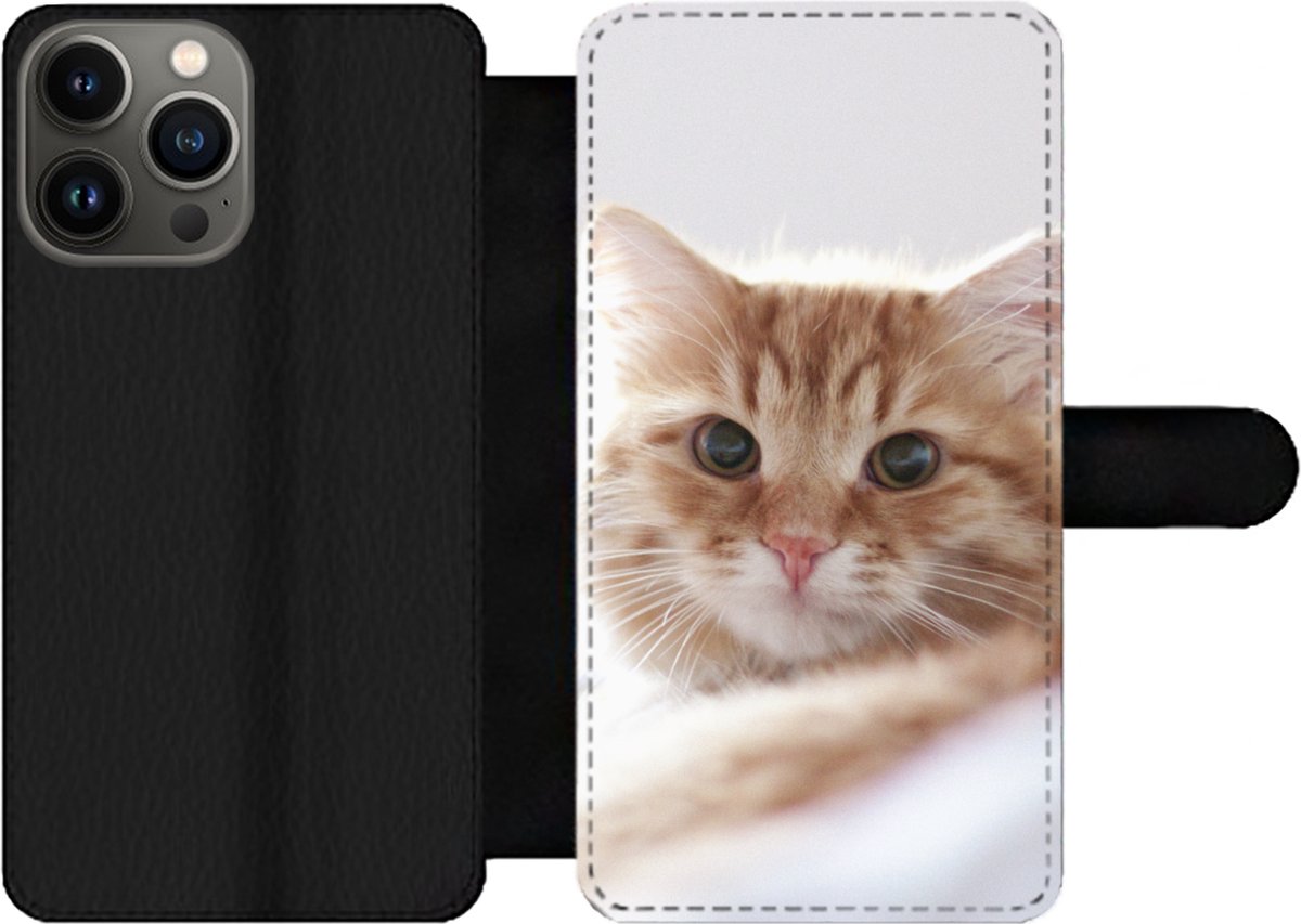 Telefoonhoesje Geschikt voor iPhone 13 Pro Max telefoonhoesje - Kat - Rood - Bed - Meisjes - Kinderen - Jongens - Kids - Met vakjes - Wallet case met magneetsluiting