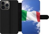 Bookcase Geschikt voor iPhone 13 Pro telefoonhoesje - De vlag van Italië wappert in de lucht - Met vakjes - Wallet case met magneetsluiting