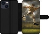 Bookcase Geschikt voor iPhone 13 Mini telefoonhoesje - Een illustratie van een voetballer die tegen de bal schopt - Jongens - Jongetje - Kids - Met vakjes - Wallet case met magneetsluiting