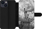 Bookcase Geschikt voor iPhone 13 Mini telefoonhoesje - Vrijheidsbeeld in New York op een bewolkte dag in zwart-wit - Met vakjes - Wallet case met magneetsluiting