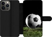 Bookcase Geschikt voor iPhone 13 Pro Max telefoonhoesje - Voetbal in het gras - Met vakjes - Wallet case met magneetsluiting