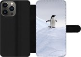 Bookcase Geschikt voor iPhone 13 Pro telefoonhoesje - Pinguïn - IJs - Winter - Met vakjes - Wallet case met magneetsluiting