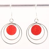 Ronde opengewerkte zilveren oorbellen met rode koraal steen
