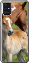 Geschikt voor Samsung Galaxy A52 5G hoesje - Paarden - Veulen - Gras - Siliconen Telefoonhoesje