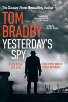 Boekomslag 'Yesterday's Spy' van Tom Bradby met een silhouet van een man met hoed en trenchcoat, een pistool in zijn hand, tegen een dramatische lucht en een moskee-achtige skyline.