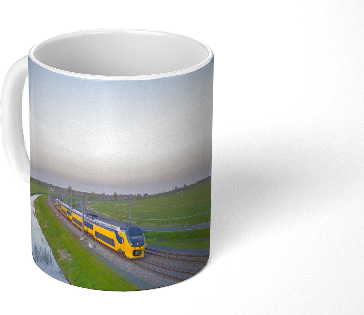 Mok - Koffiemok - Een trein rijdt door een landschap - Mokken - 350 ML - Beker - Koffiemokken - Theemok