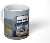 Mok - Vrachtwagens op een zonnige dag - 350 ML - Beker - Uitdeelcadeautjes