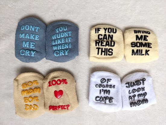 Geschenkdoos met vier baby sokken - kraamcadeau met grappige teksten