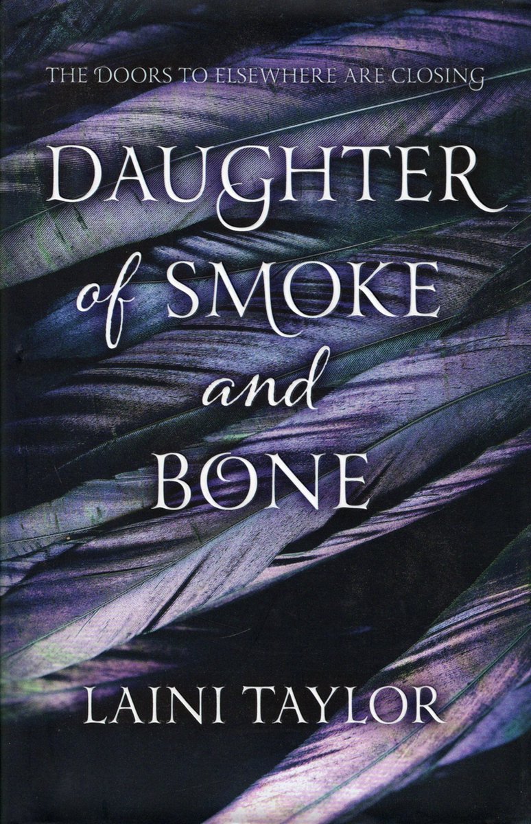 Omslag van Daughter Of Smoke And Bone